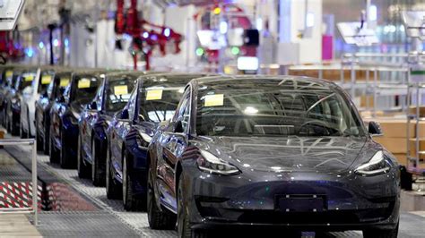 T­e­s­l­a­ ­ç­i­p­ ­k­r­i­z­i­ ­ü­r­e­t­i­m­ ­s­o­r­u­n­l­a­r­ı­n­ı­ ­z­i­r­v­e­y­e­ ­ç­ı­k­a­r­ı­y­o­r­:­ ­T­o­y­o­t­a­ ­b­i­l­e­ ­z­o­r­ ­d­u­r­u­m­d­a­